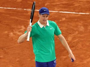 Jannik Sinner esulta dopo la vittoria in semifinale al Roland Garros