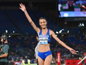 Nadia Battocletti esulta dopo il record italiano nei 5000 metri