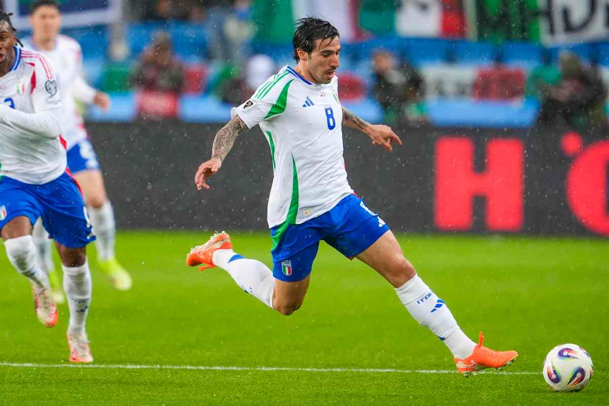 Sandro Tonali in azione con la maglia della Nazionale