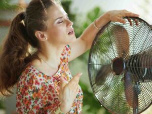 Ragazza davanti al ventilatore