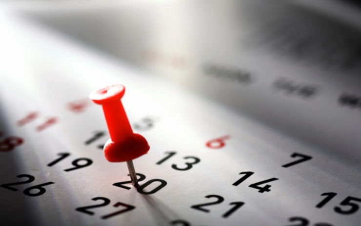 puntina rossa sopra una data del calendario