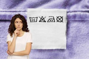 donna che pensa e etichetta vestiti